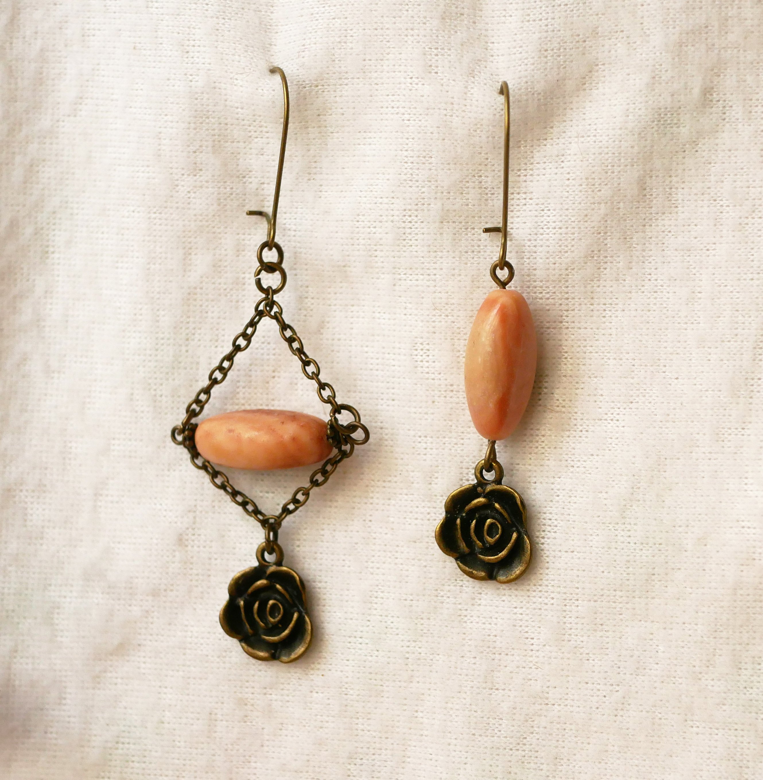 Pendientes de piedra beige y rosa