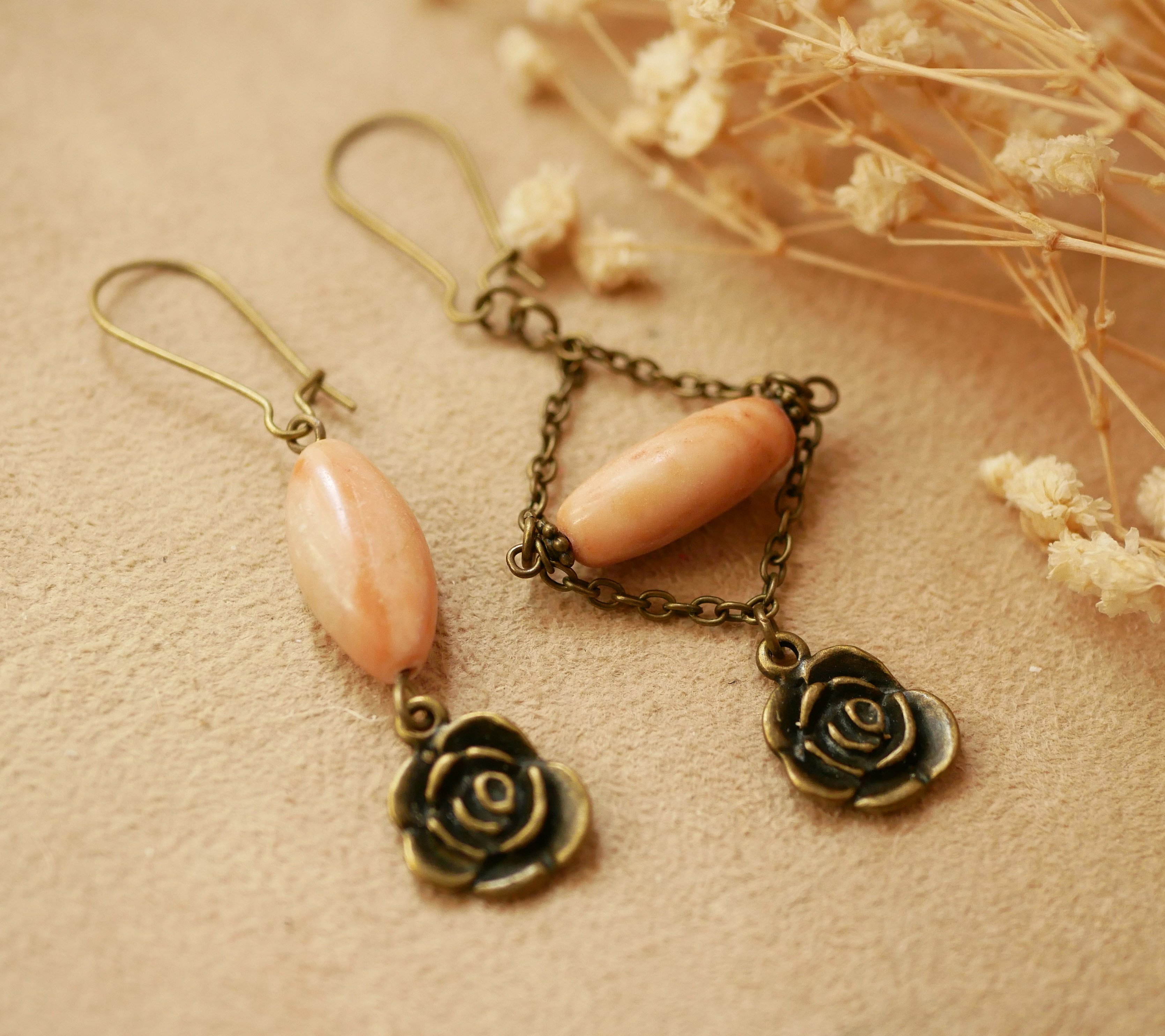 Pendientes de piedra beige y rosa