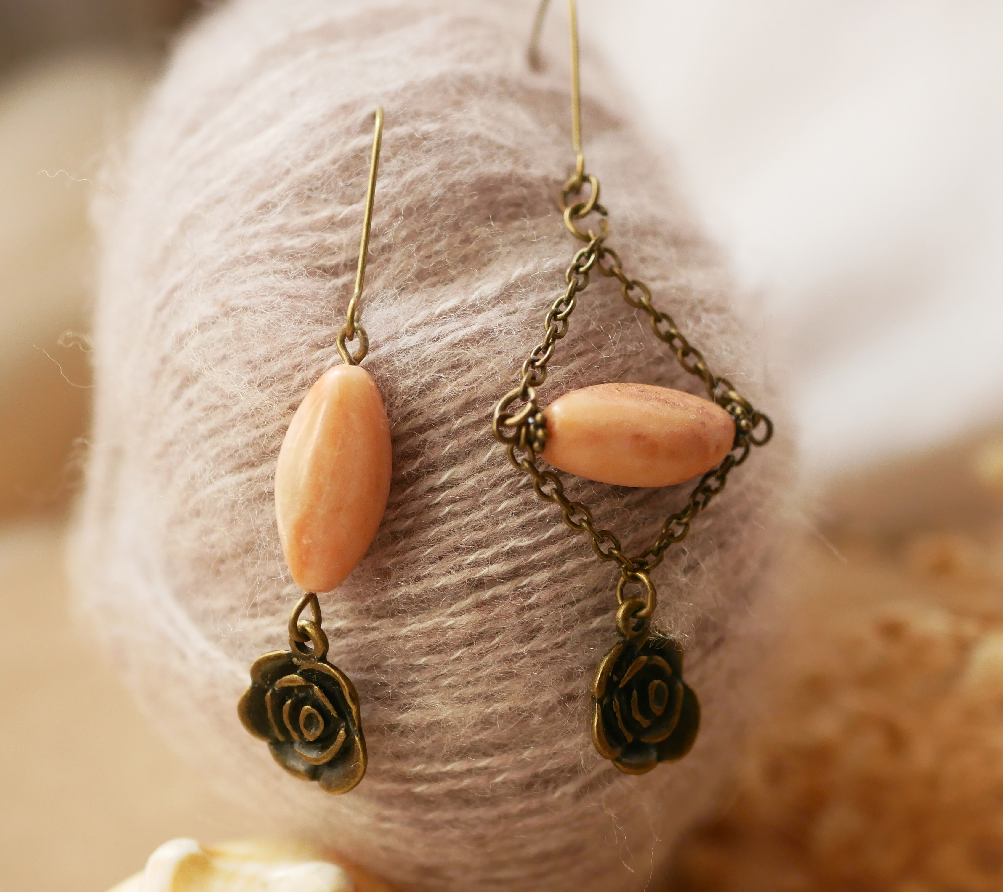 Pendientes de piedra beige y rosa