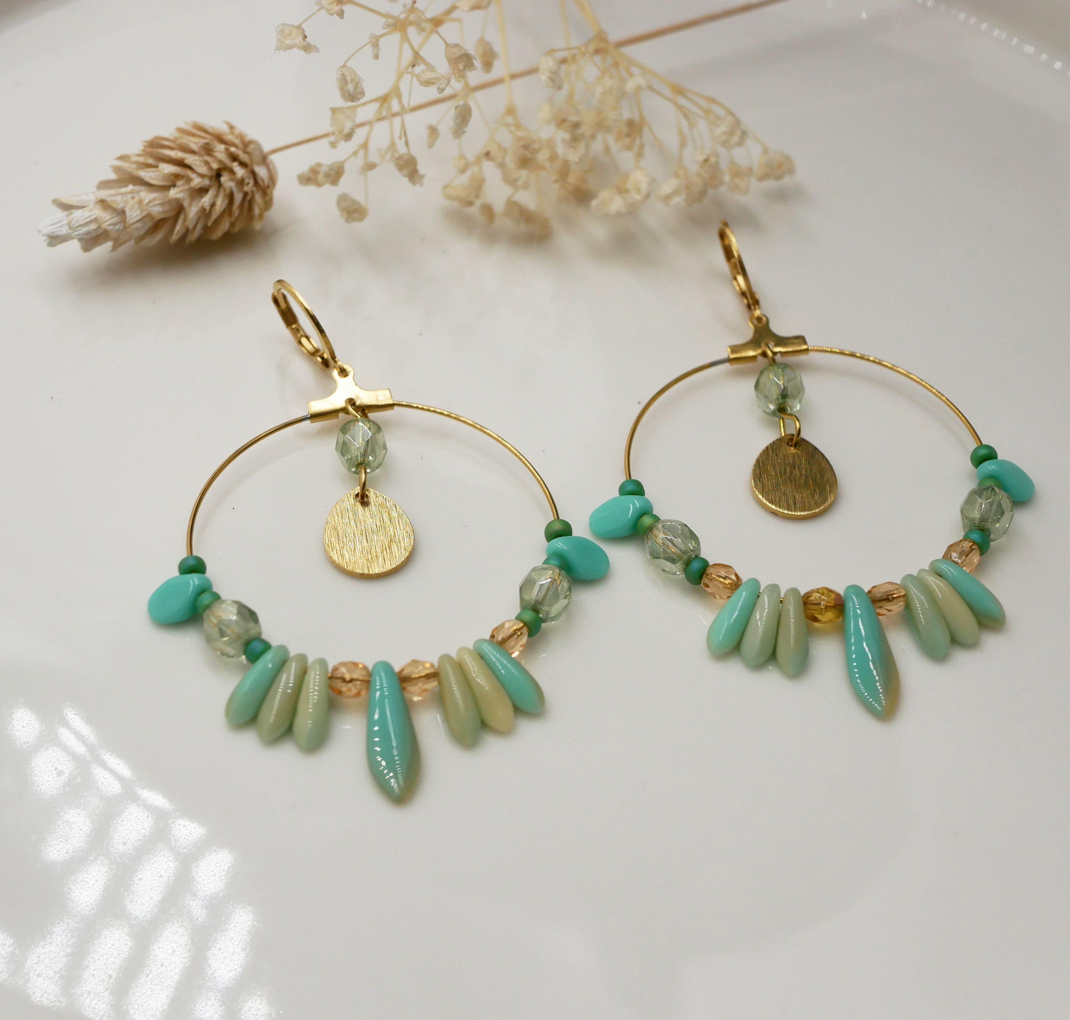 Boucles d'oreilles grandes créoles dorées perles turquoise vert d'eau