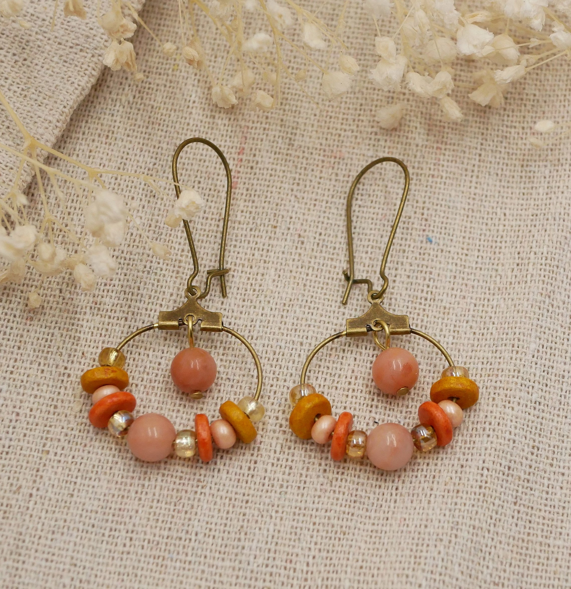Boucles d'oreilles petites cr&eacute;oles laiton aux perles corail et p&ecirc;che