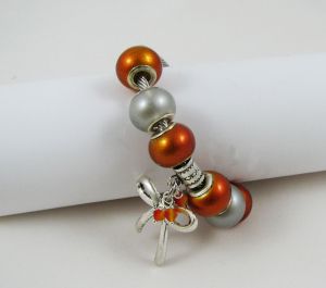 Pulsera de plata con cuentas naranjas y lazo