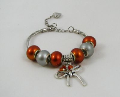 Pulsera de plata con cuentas naranjas y lazo