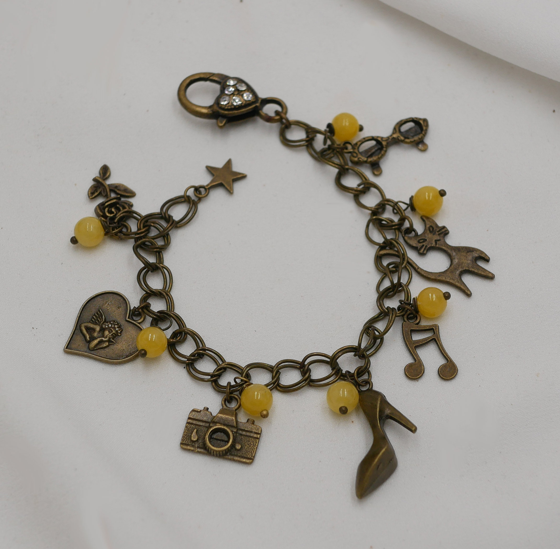 Bracelet aux breloques et perles jaunes sur chaîne aux larges anneaux doubles