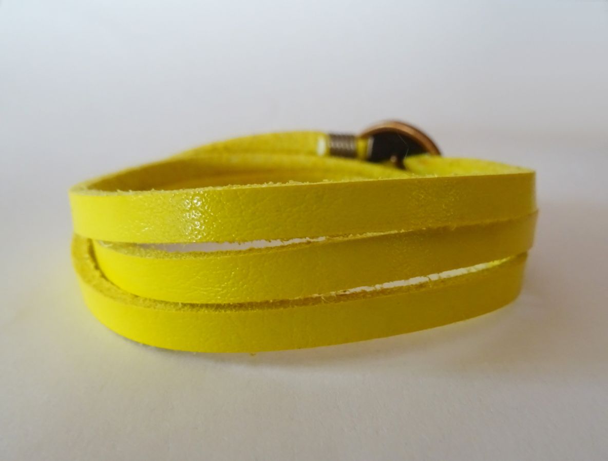 Pulsera fina de cuero amarillo triple vuelta