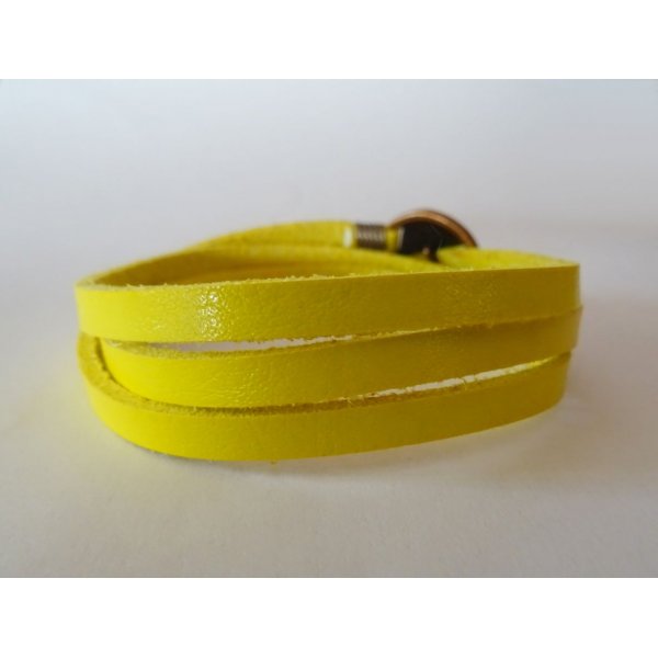 Pulsera fina de cuero amarillo triple vuelta