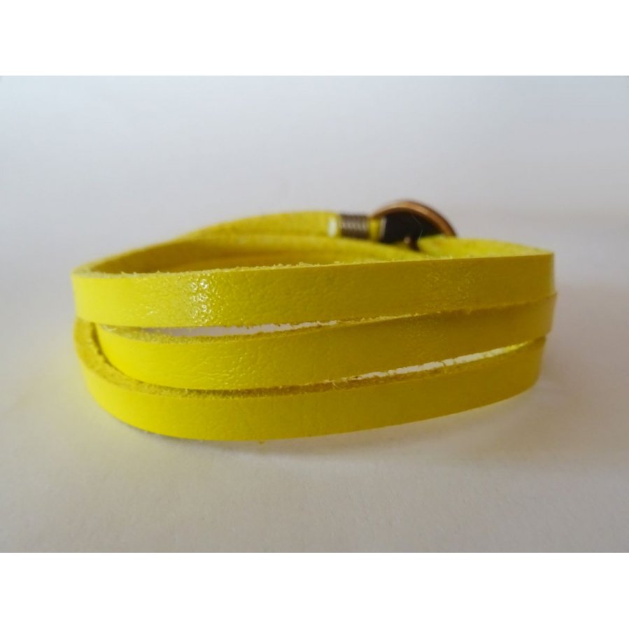 Pulsera fina de cuero amarillo triple vuelta