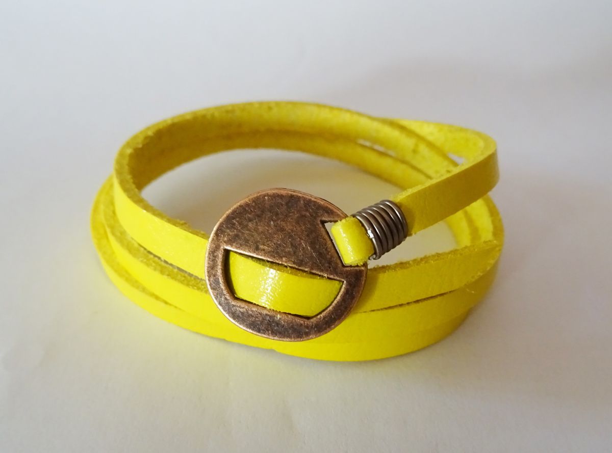 Pulsera fina de cuero amarillo triple vuelta