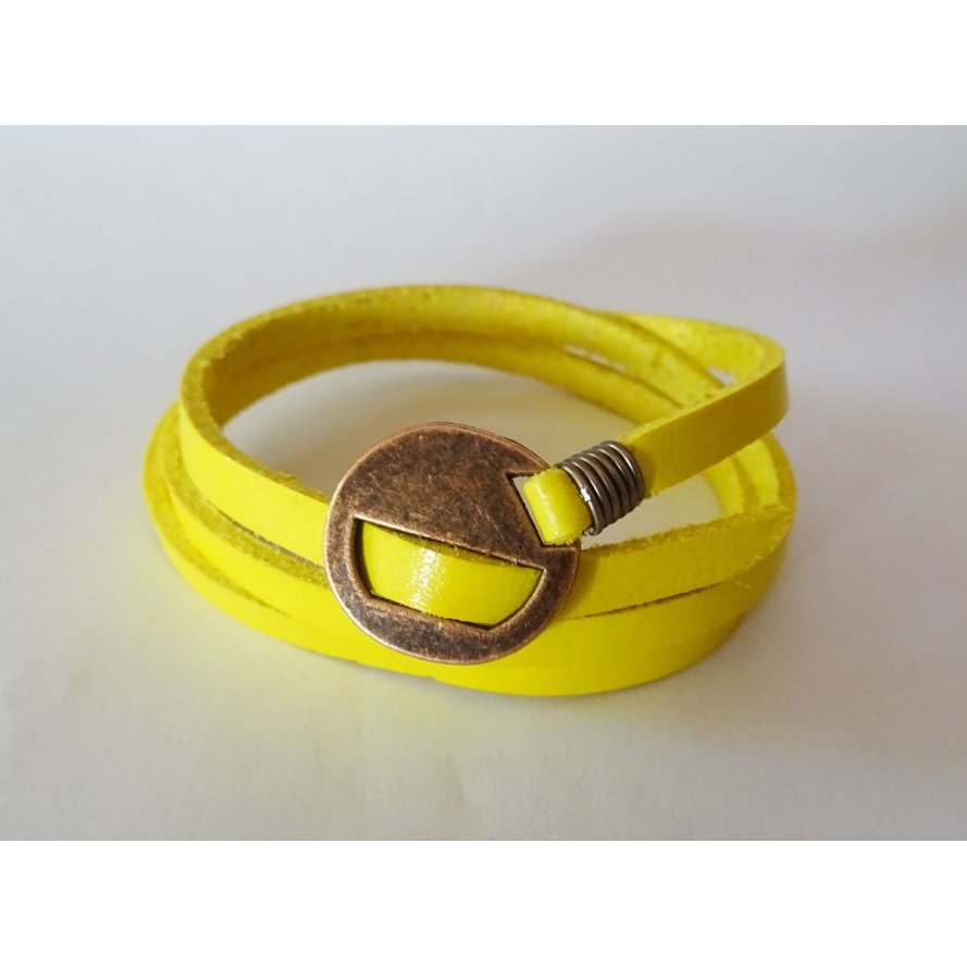 Pulsera fina de cuero amarillo triple vuelta