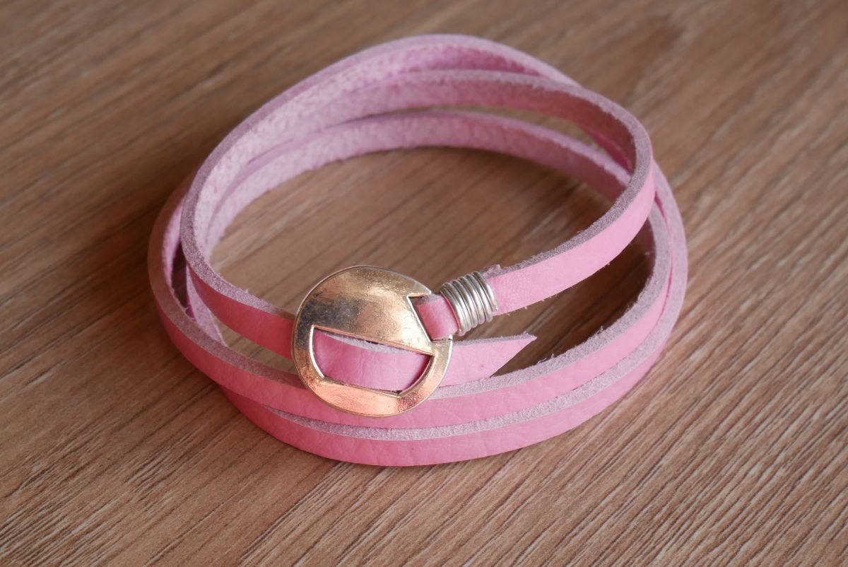 Pulsera de cuero rosa triple vuelta