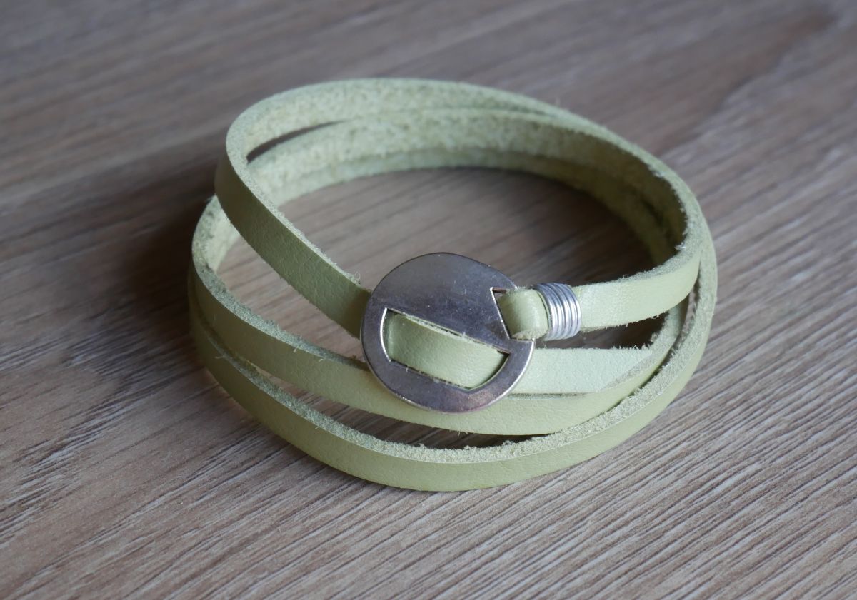 Pulsera de cuero verde anís, triple vuelta ajustable