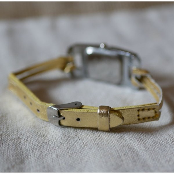 Bracelet montre simple dor&eacute;