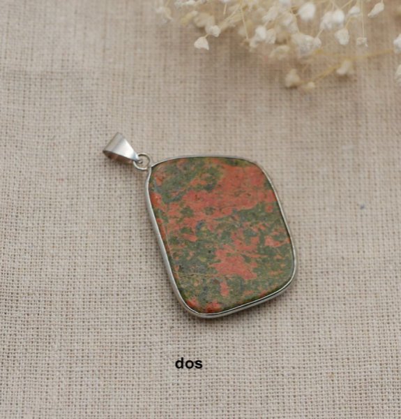 Colgante cabuj&oacute;n engastado con piedra unakita 