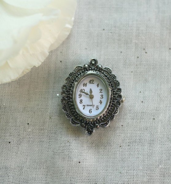 Cadran de montre argent&eacute; ovale