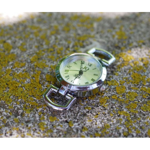 Esfera de reloj plateada de estilo vintage