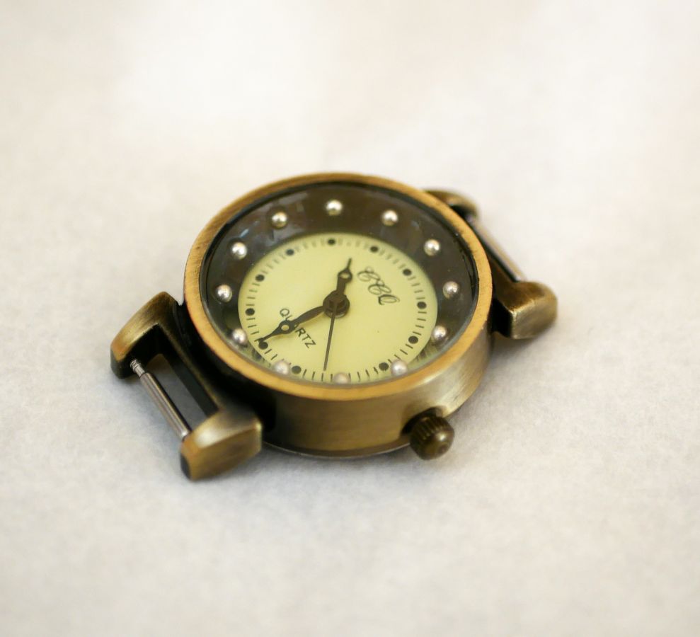 Esfera de reloj de muelle negra y bronce