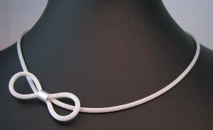 Collier en maille en argent et noeud latéral