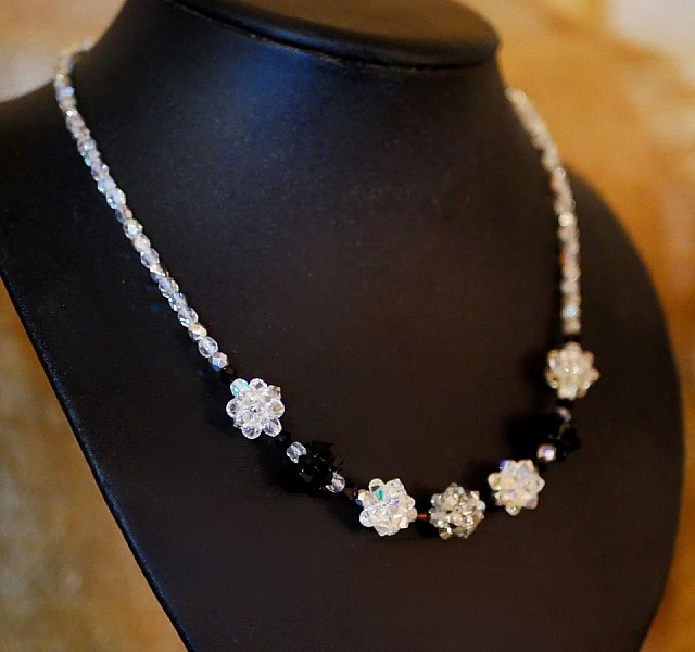 Collar de cuentas de plata negra