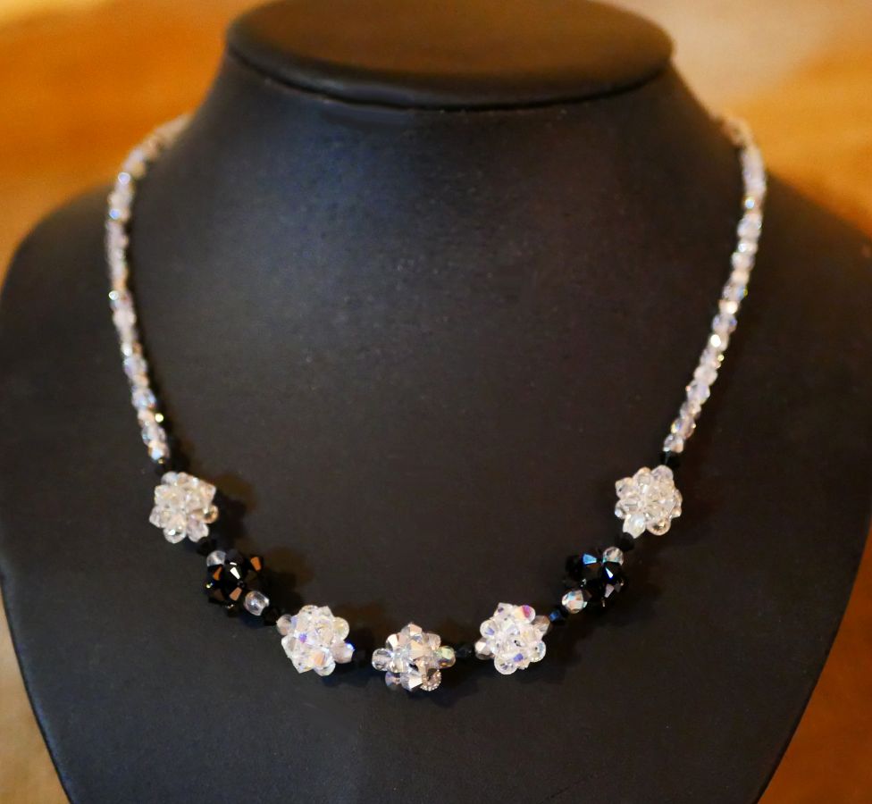 Collar de cuentas de plata negra