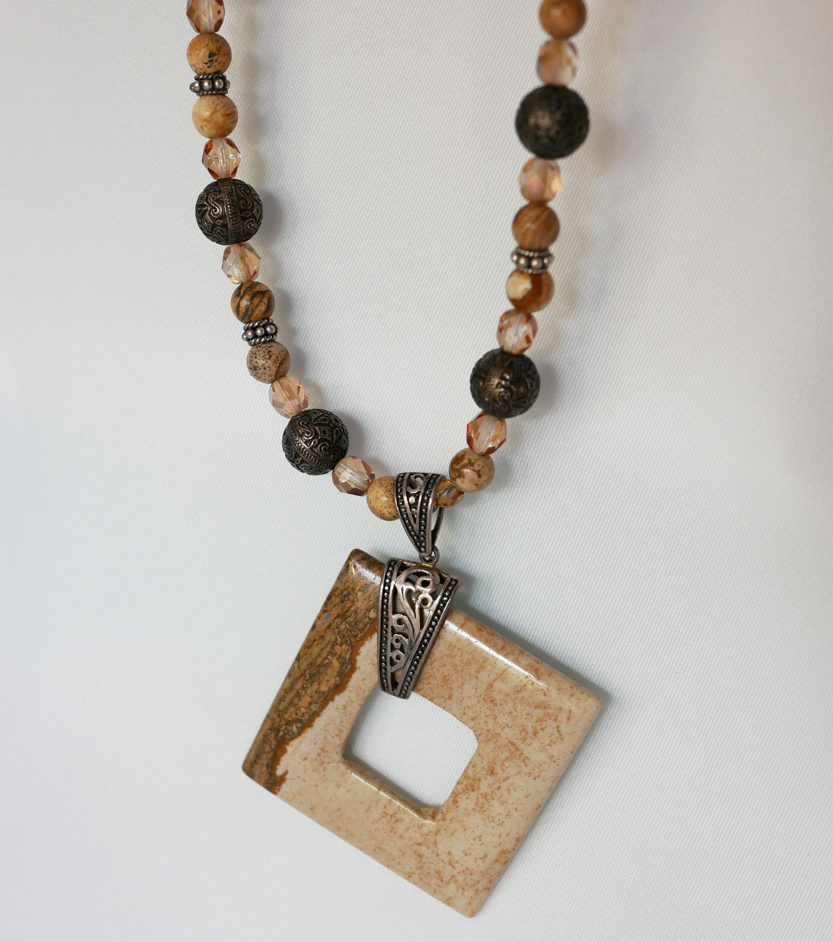 Collar cuadrado de jaspe y cuentas de Bali