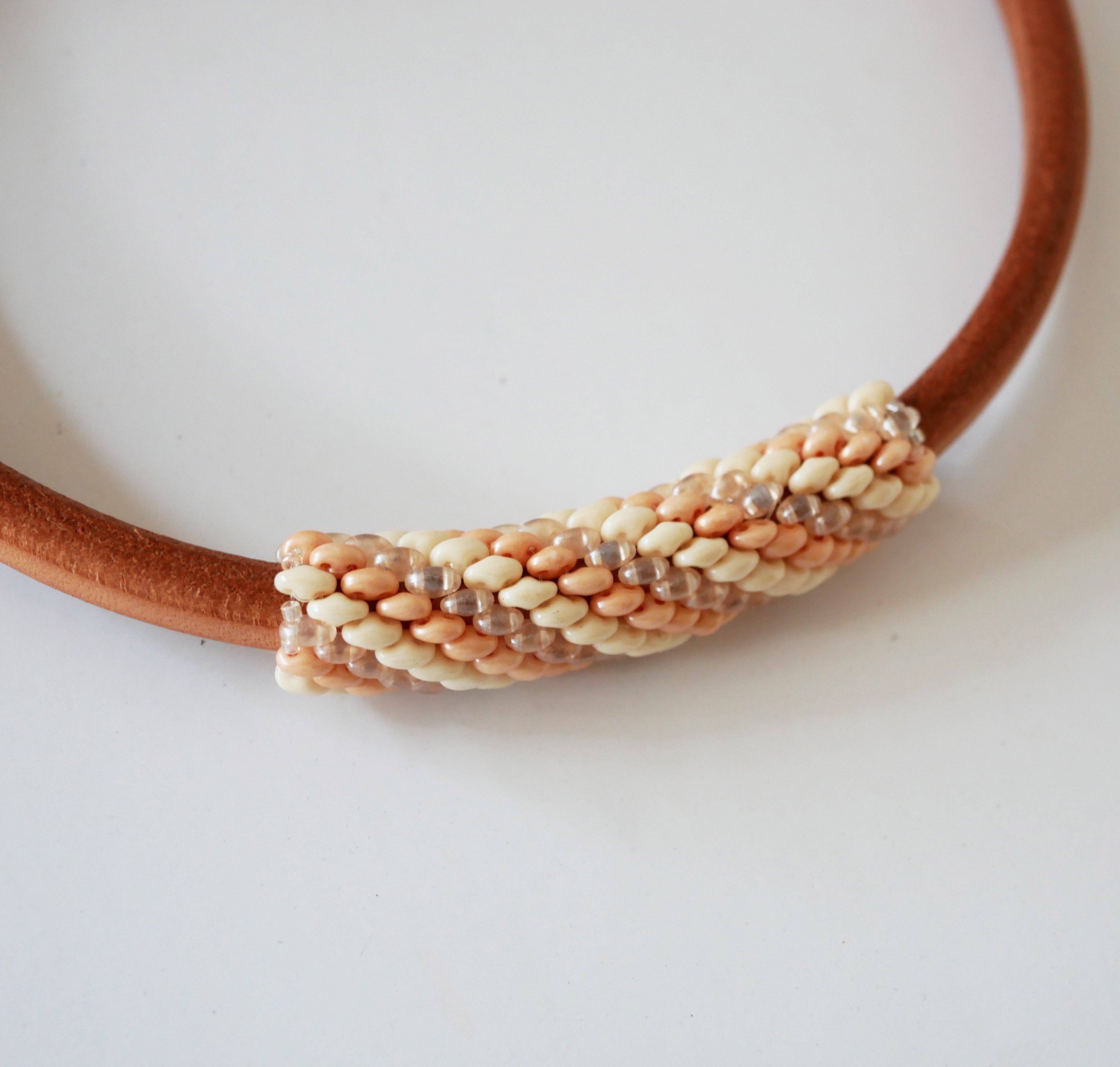 Regaliz collar de cuero con cuentas nude