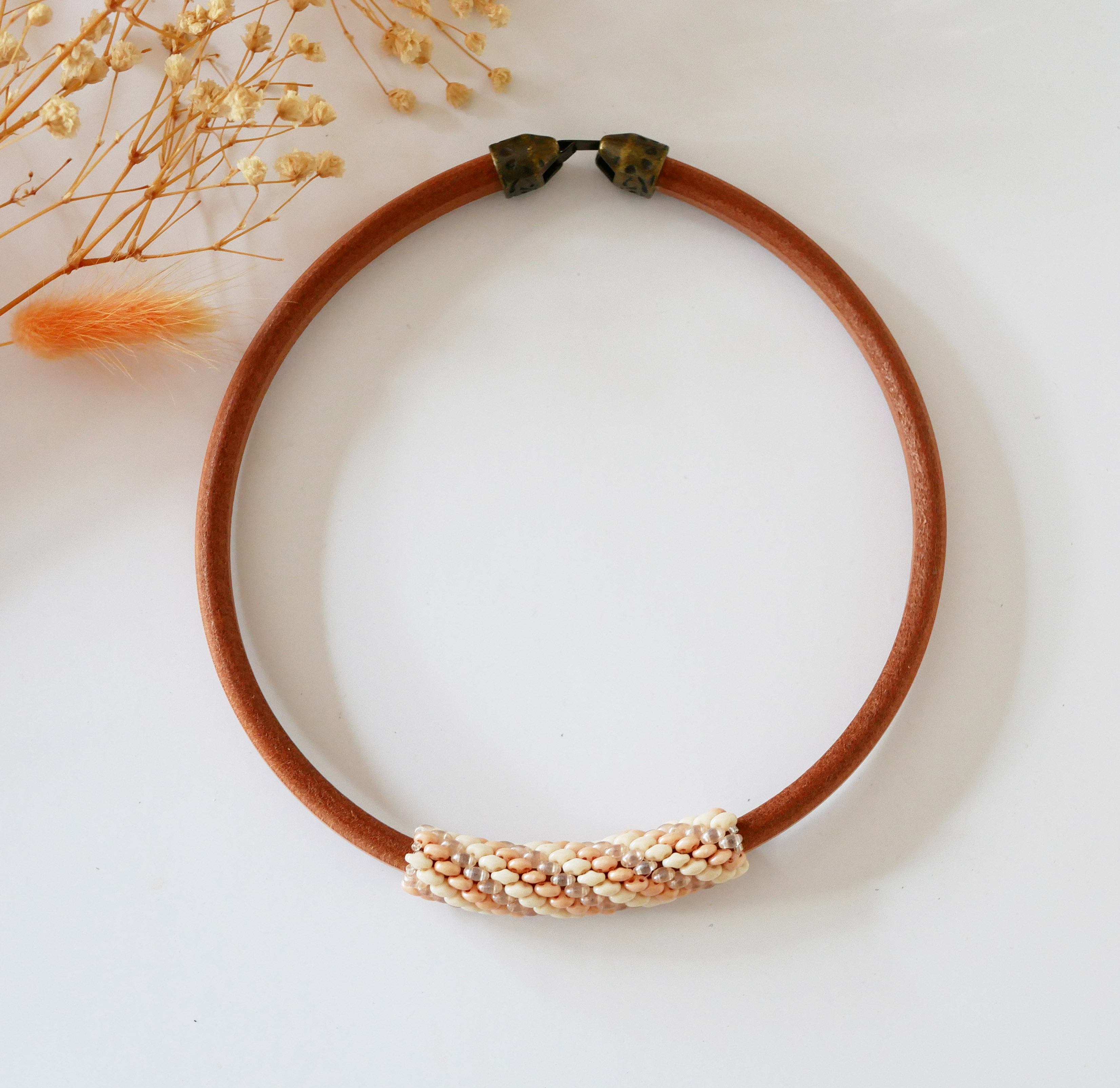 Regaliz collar de cuero con cuentas nude