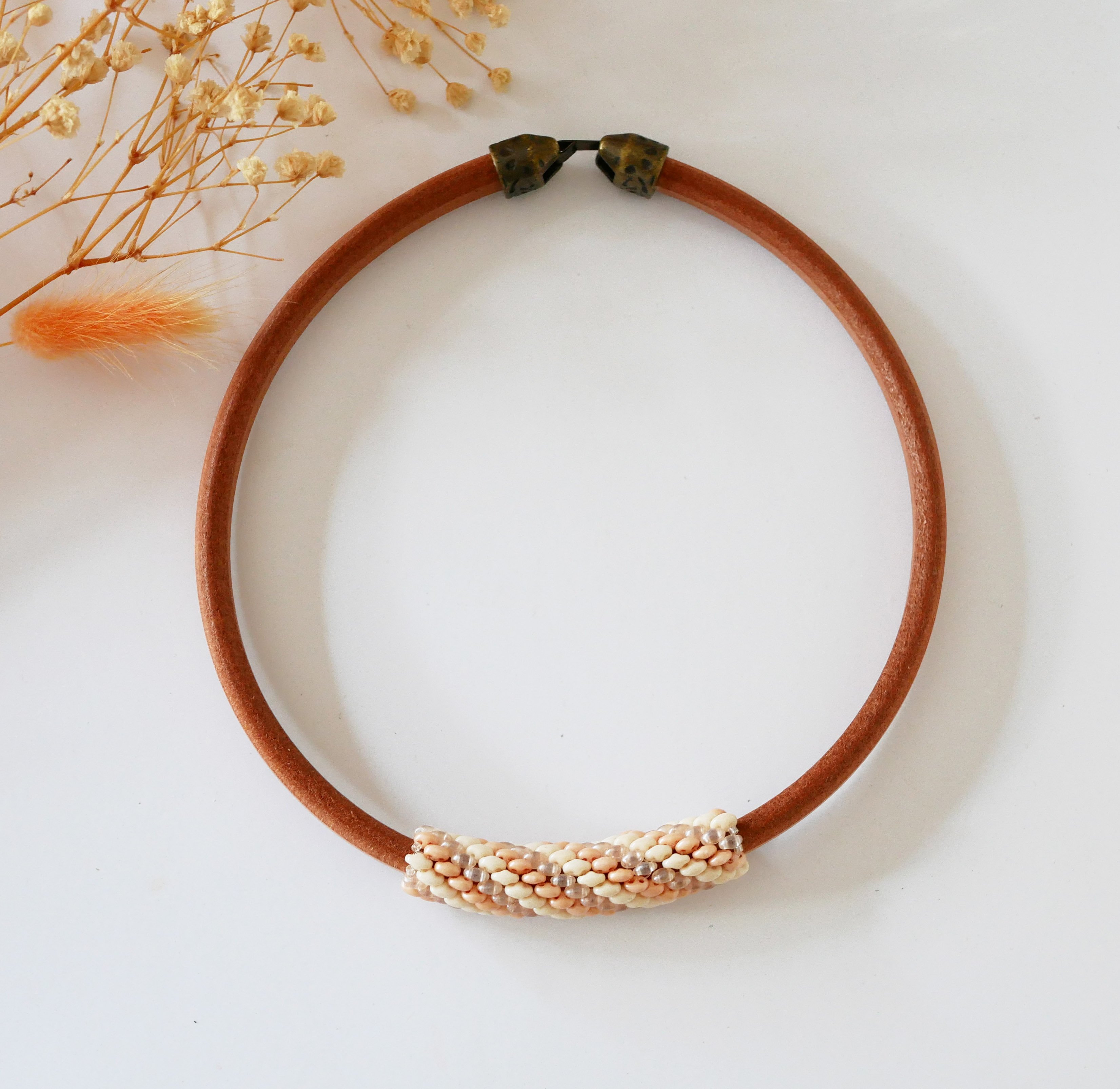 Regaliz collar de cuero con cuentas nude