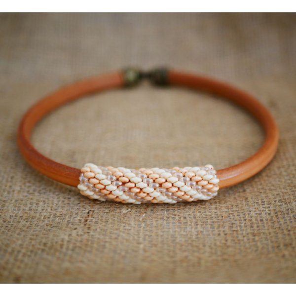 Regaliz collar de cuero con cuentas nude