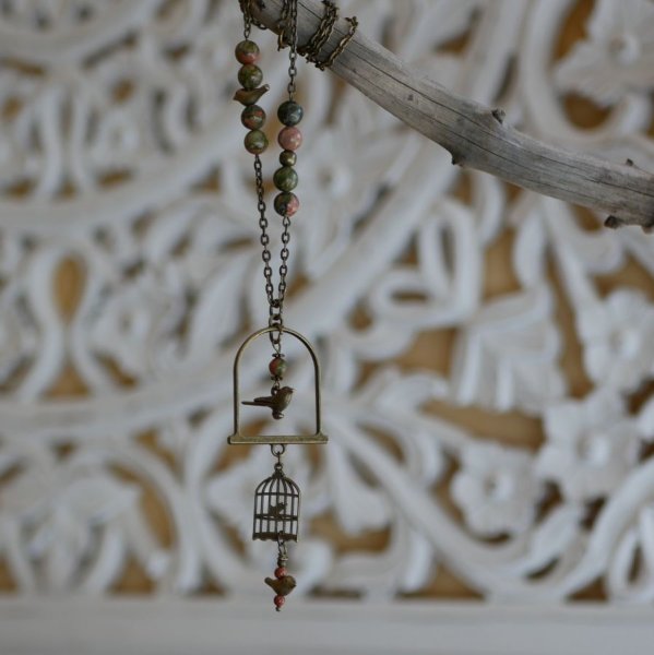 Collar con colgante largo de p&aacute;jaro