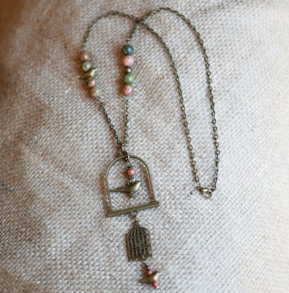 Collar con colgante largo de p&aacute;jaro