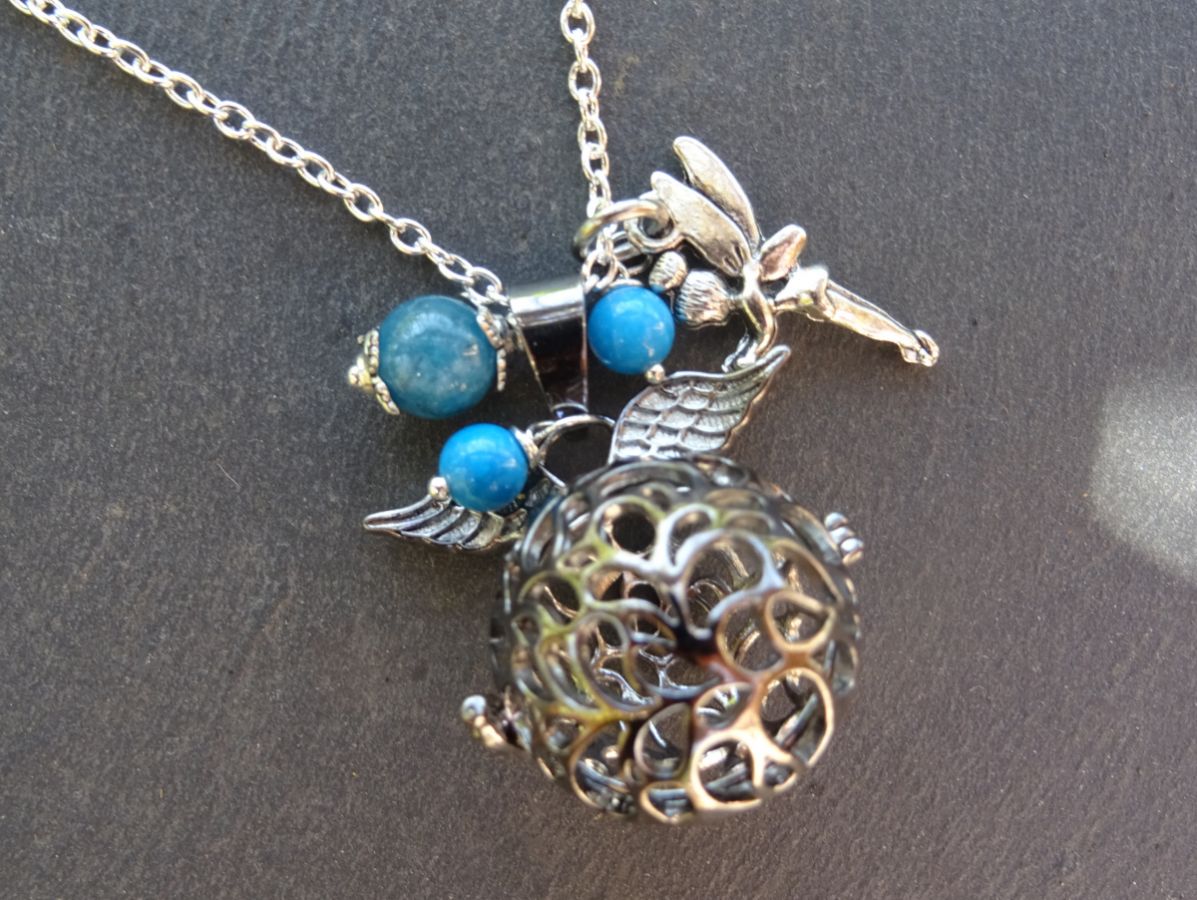 Collier pendentif boite à parfum et perles bleues