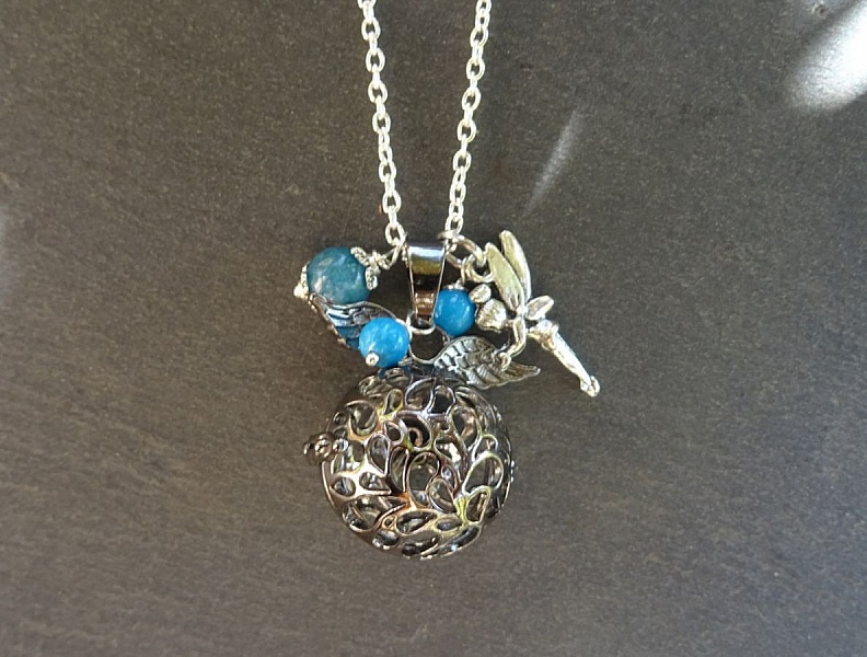 Collier pendentif boite &agrave; parfum et perles bleues