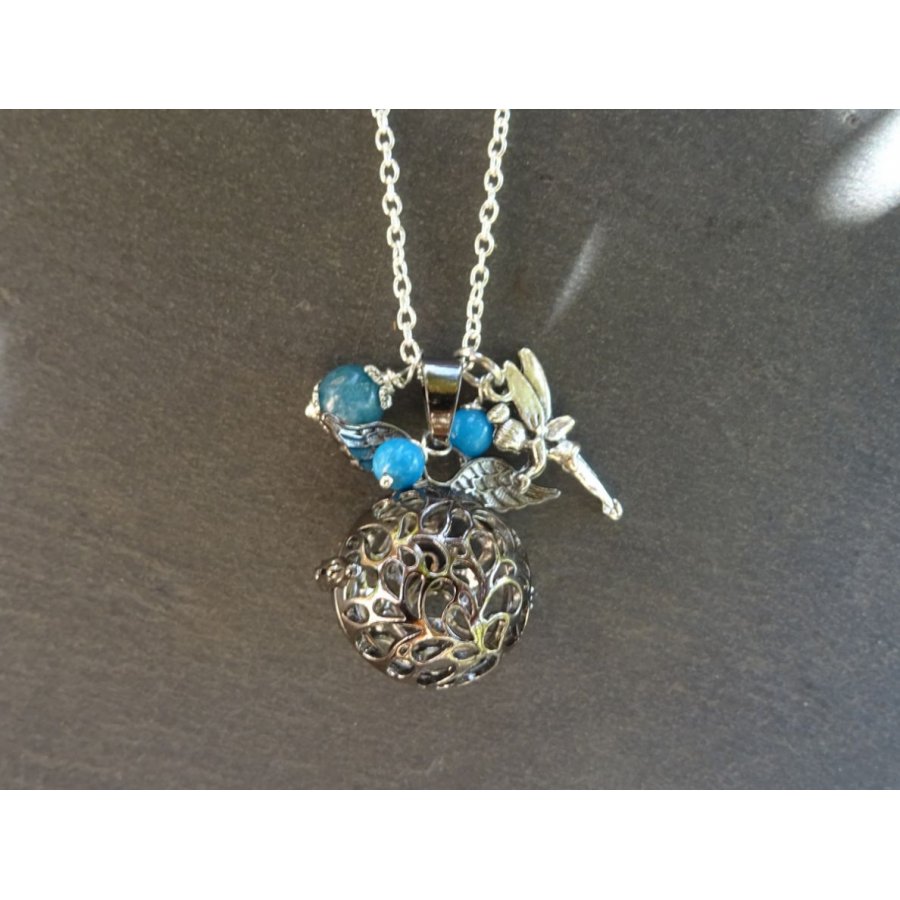 Collier pendentif boite à parfum et perles bleues