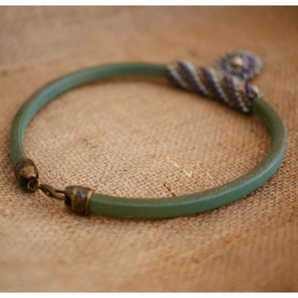 Collar cuero colgante cuentas Regaliz Morado/verde