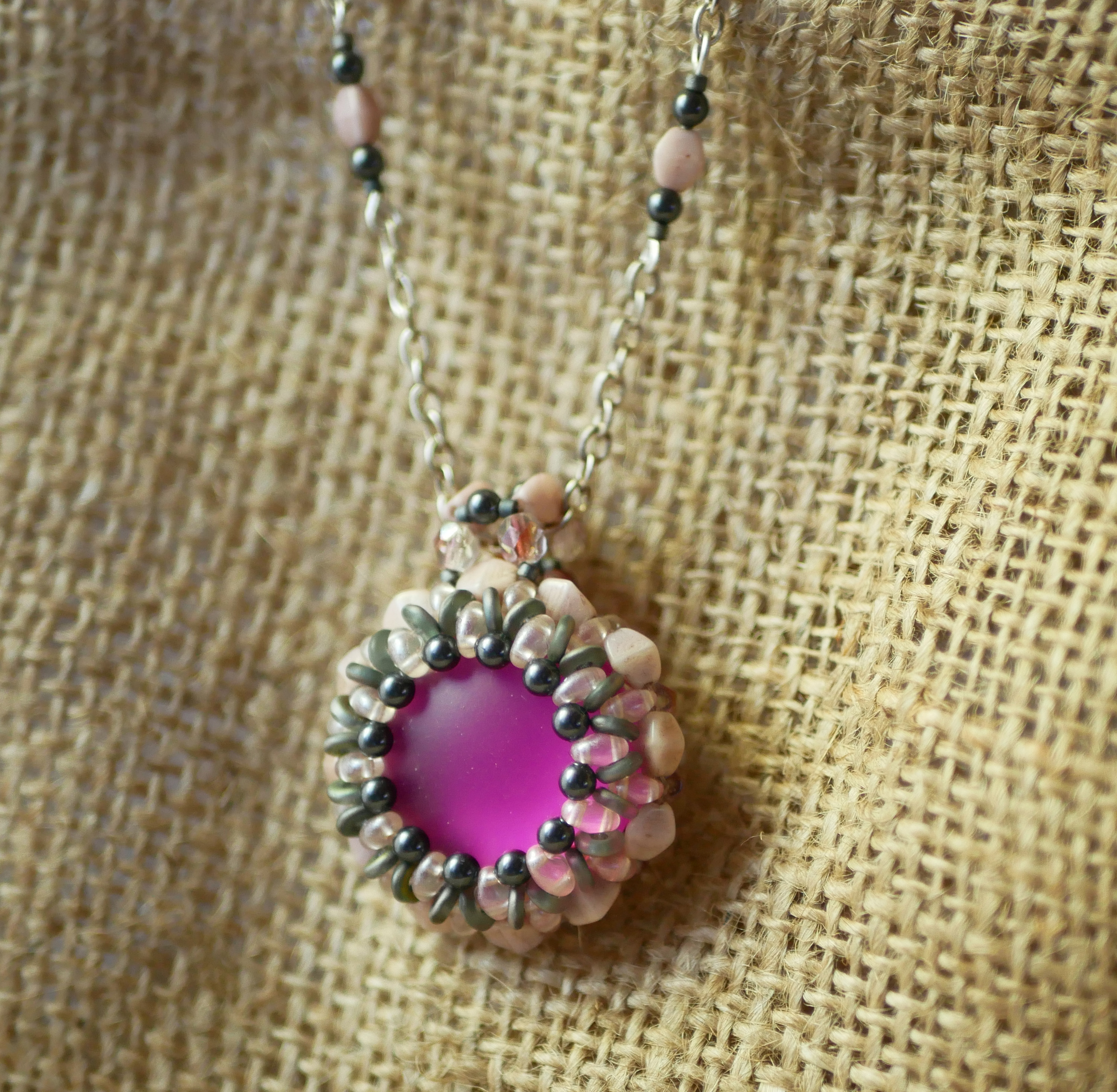 Collar con colgante rosa Queensland