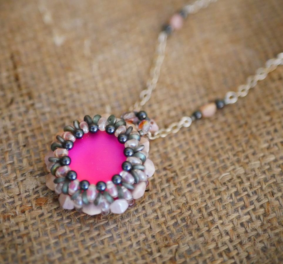 Collar con colgante rosa Queensland