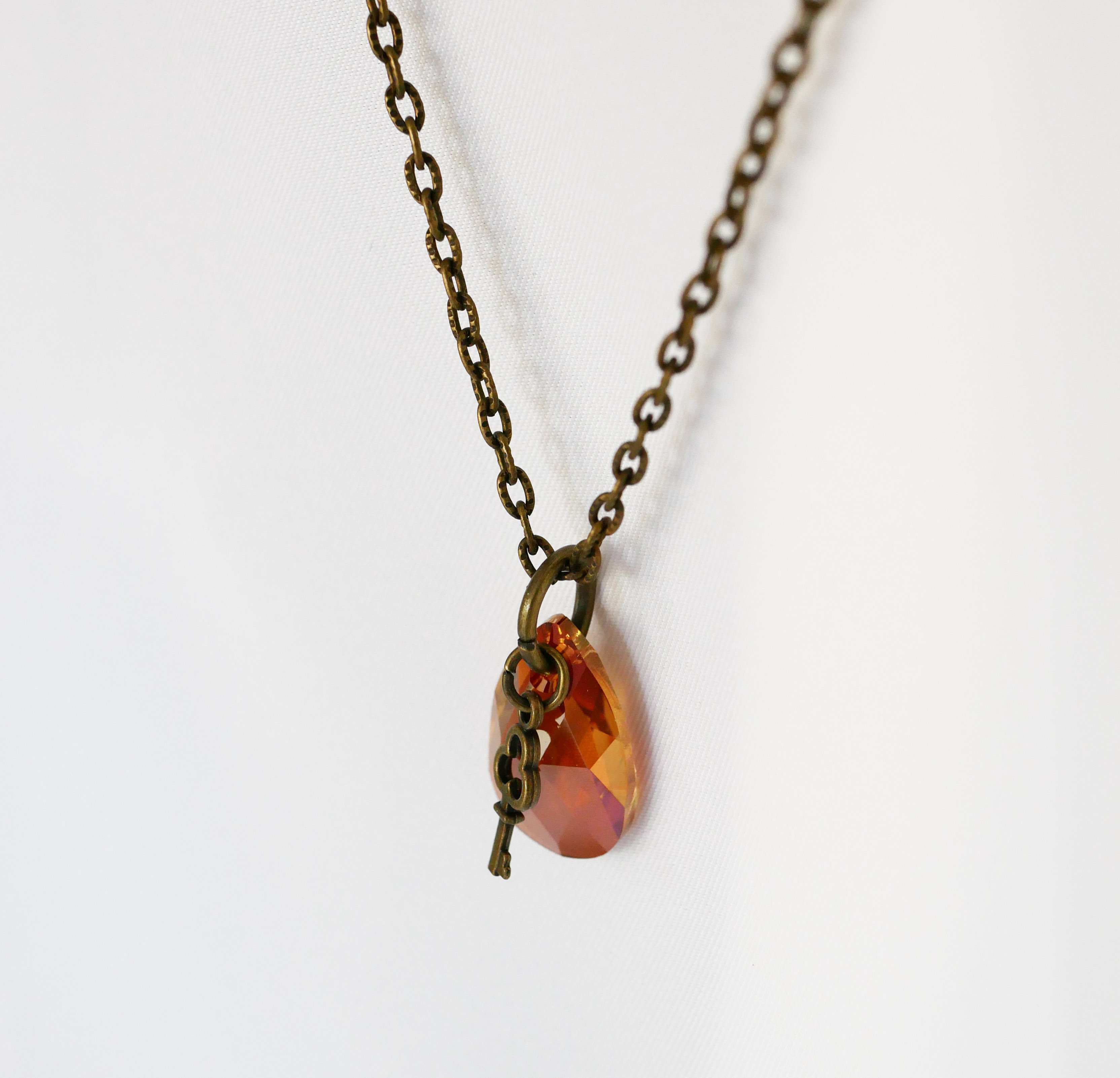 Collier pendentif Swarovski Larme ambre cuivr&eacute; sur cha&icirc;ne bronze vieilli