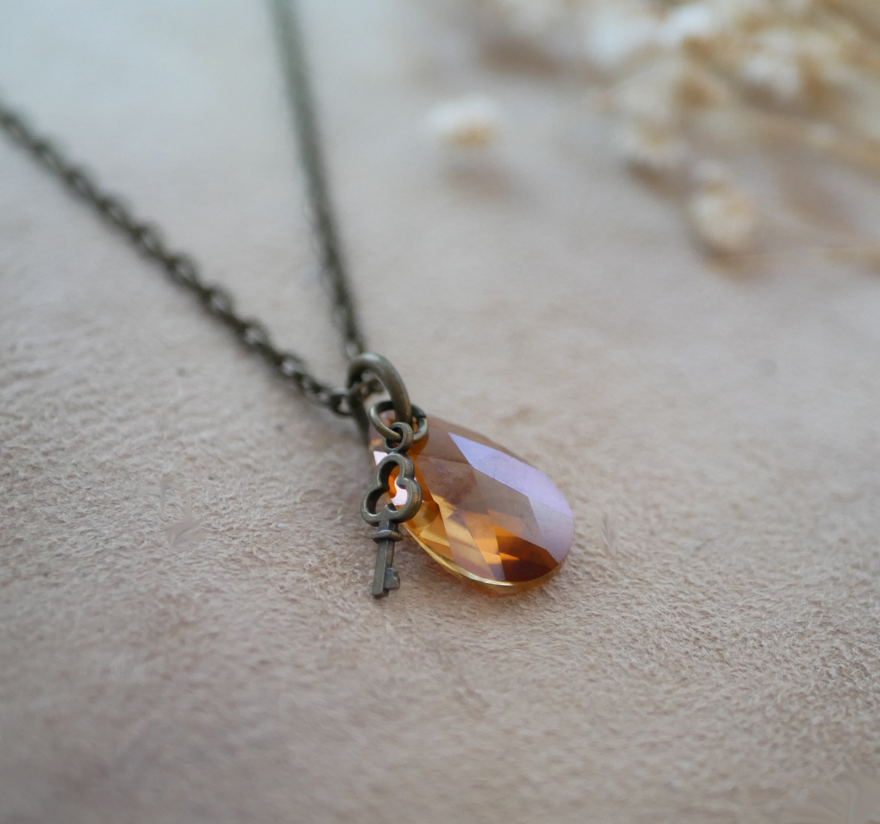 Collier pendentif Swarovski Larme ambre cuivr&eacute; sur cha&icirc;ne bronze vieilli