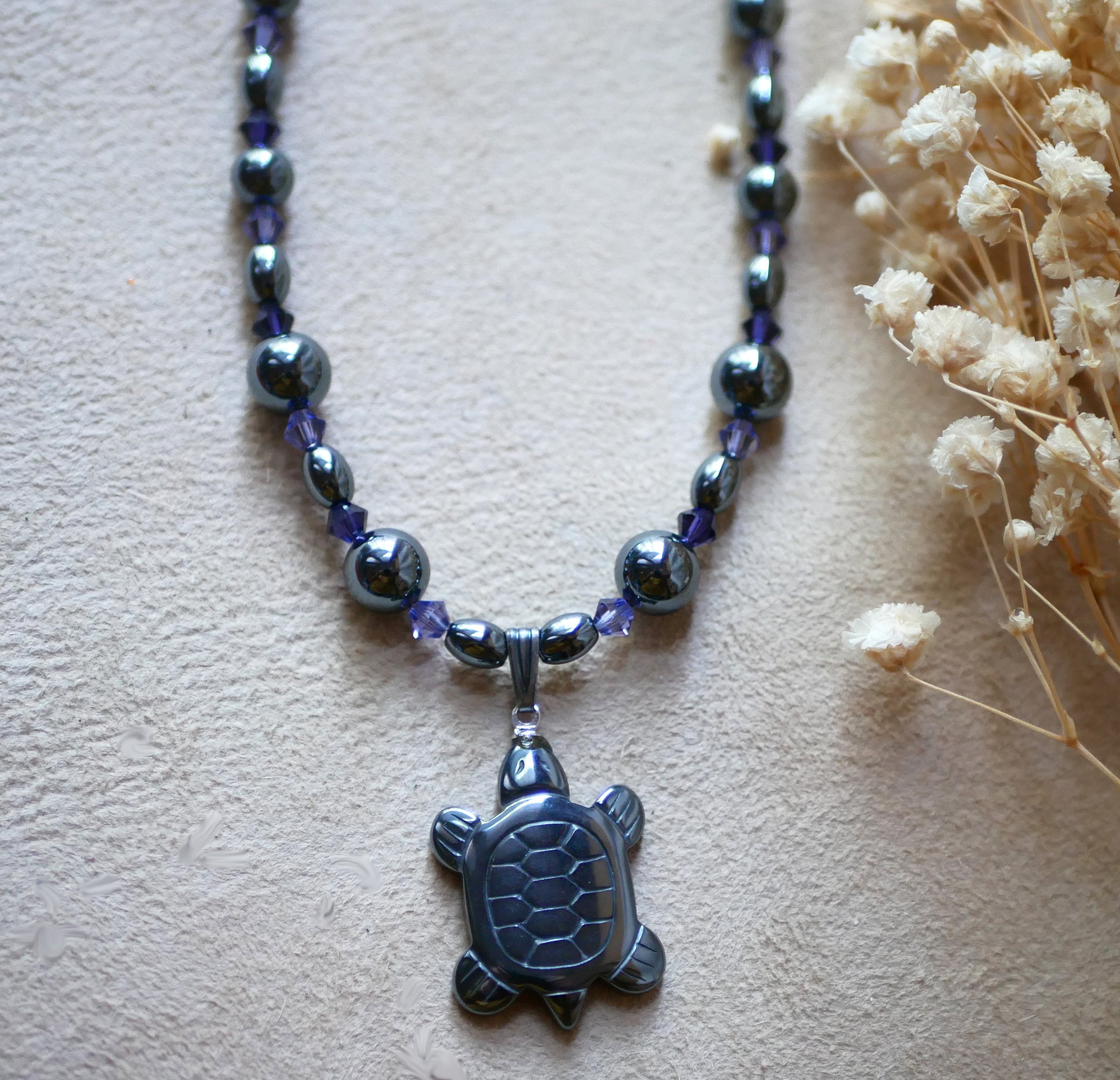 Collier au pendentif Tortue et perles en h&eacute;matite et cristal violet