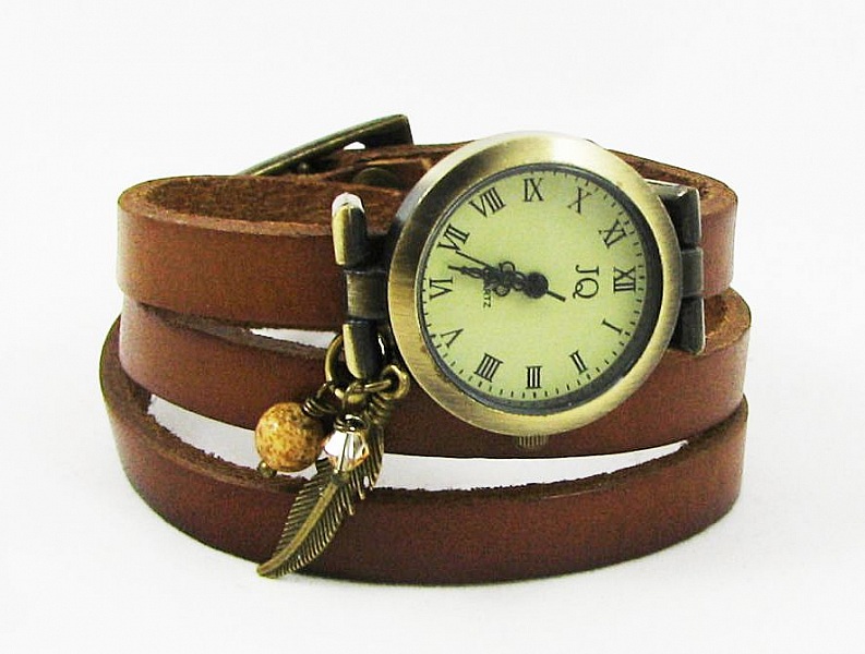 Montre bracelet cuir breloques plume et perles