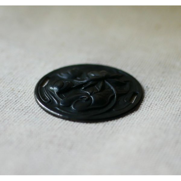 Medall&oacute;n de nen&uacute;far en relieve de metal negro con lazos laterales 