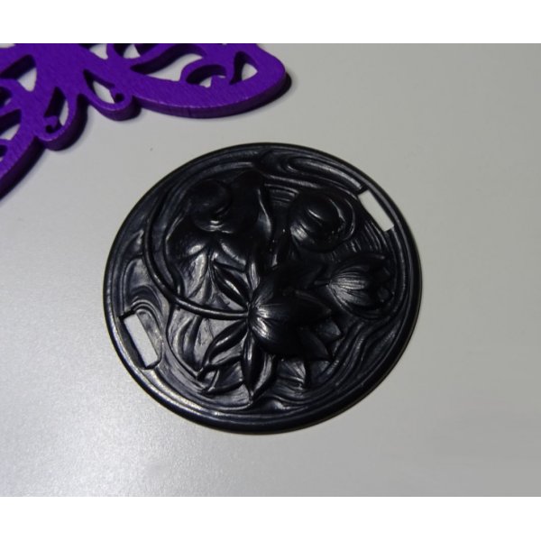 Medall&oacute;n de nen&uacute;far en relieve de metal negro con lazos laterales 