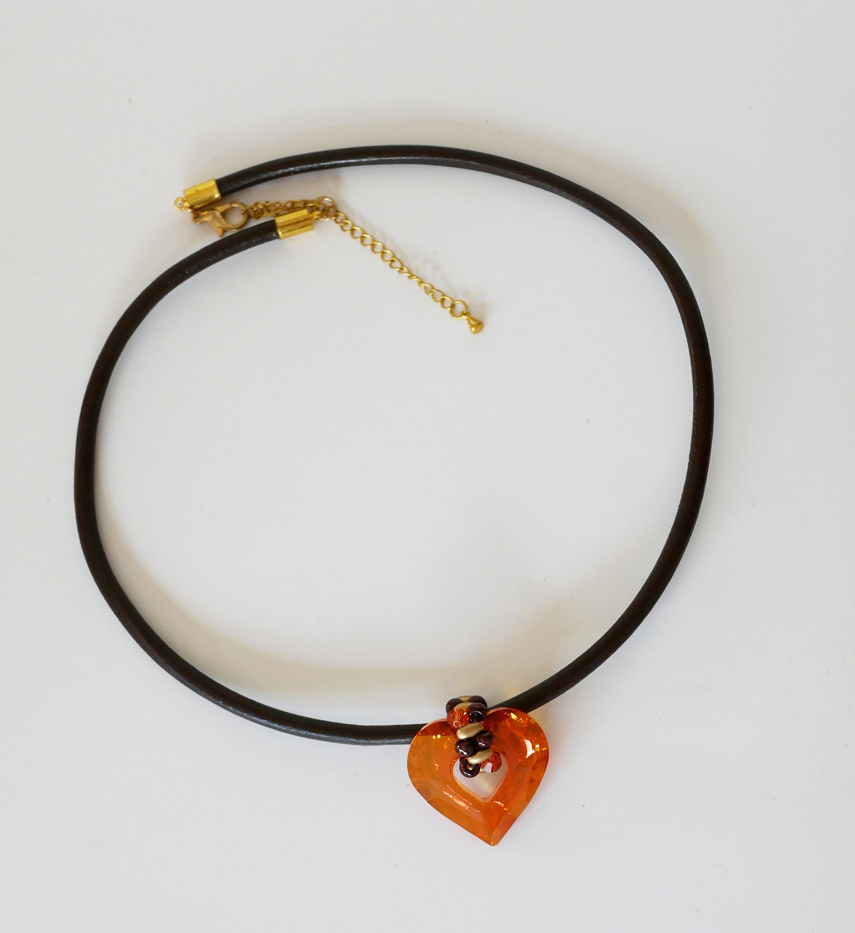 Colgante coraz&oacute;n Swarovski sobre cuero marr&oacute;n