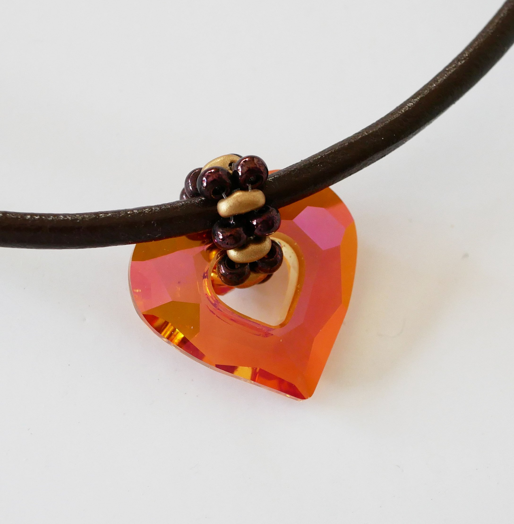 Colgante corazón Swarovski sobre cuero marrón