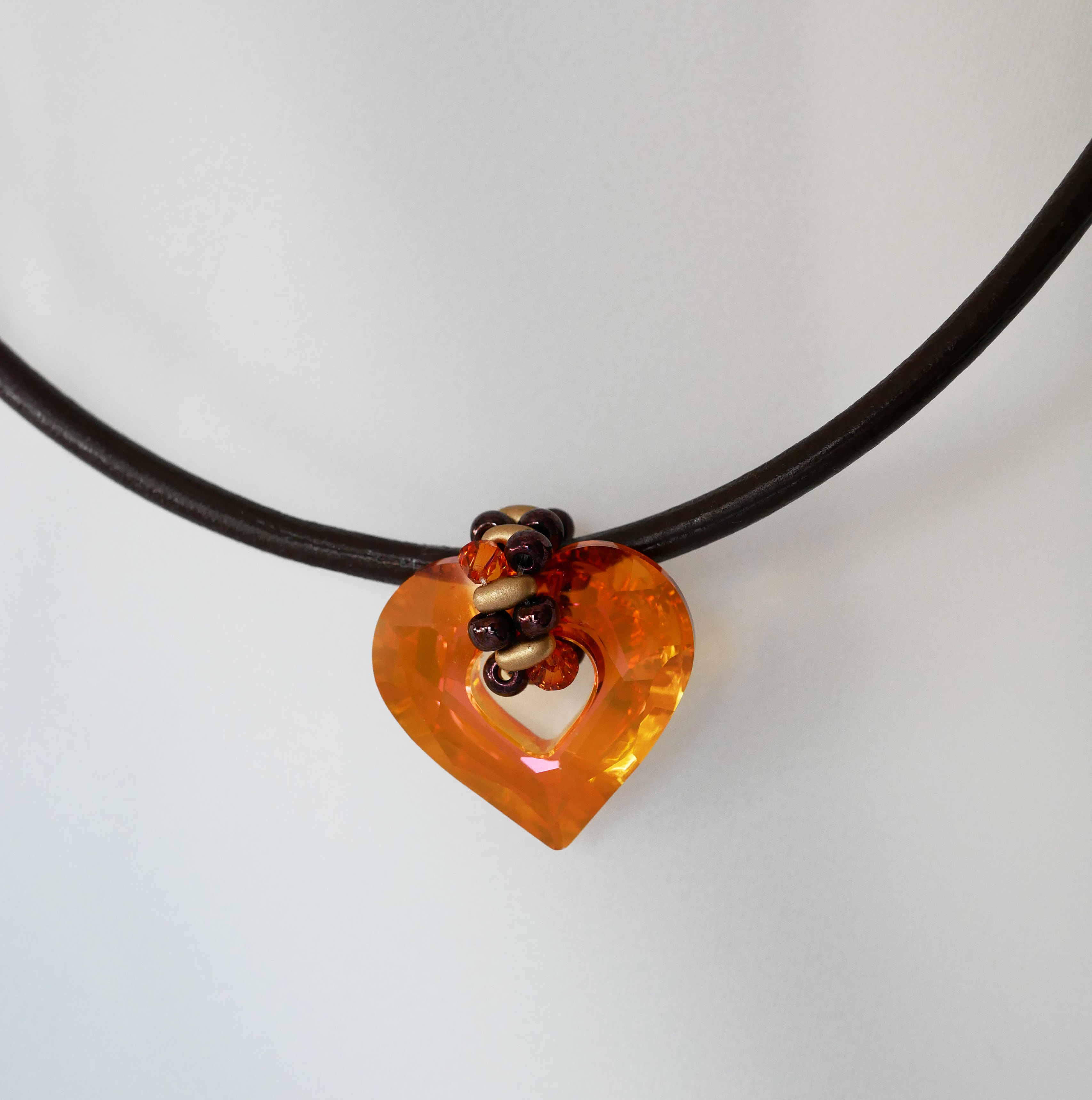 Colgante corazón Swarovski sobre cuero marrón