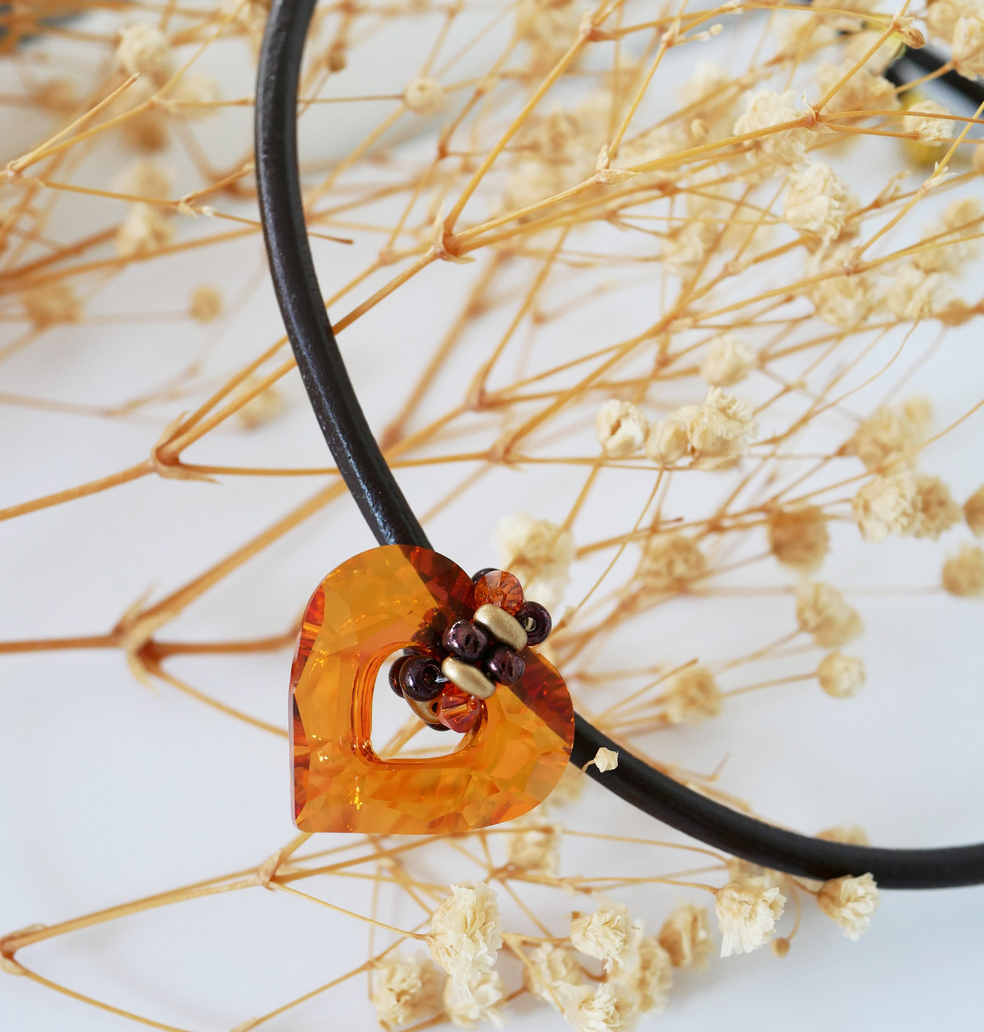 Colgante coraz&oacute;n Swarovski sobre cuero marr&oacute;n