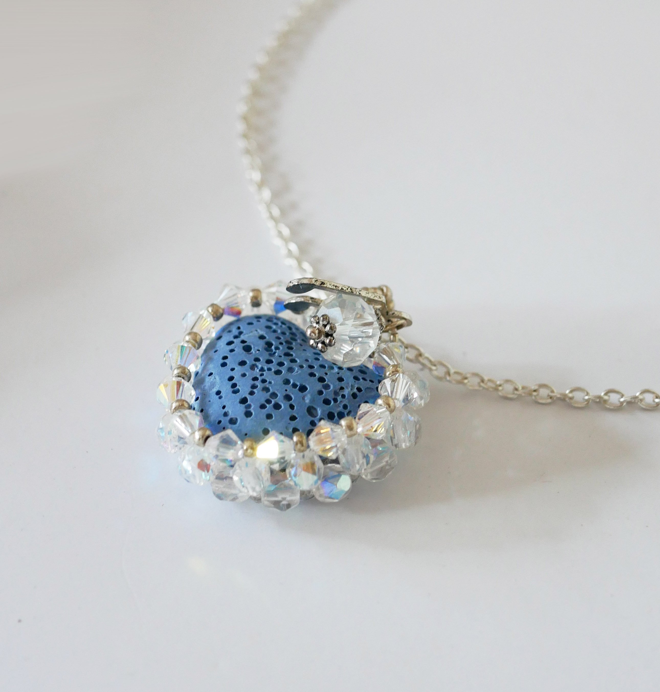 Colgante Corazón de piedra de lava azul en cadena de plata