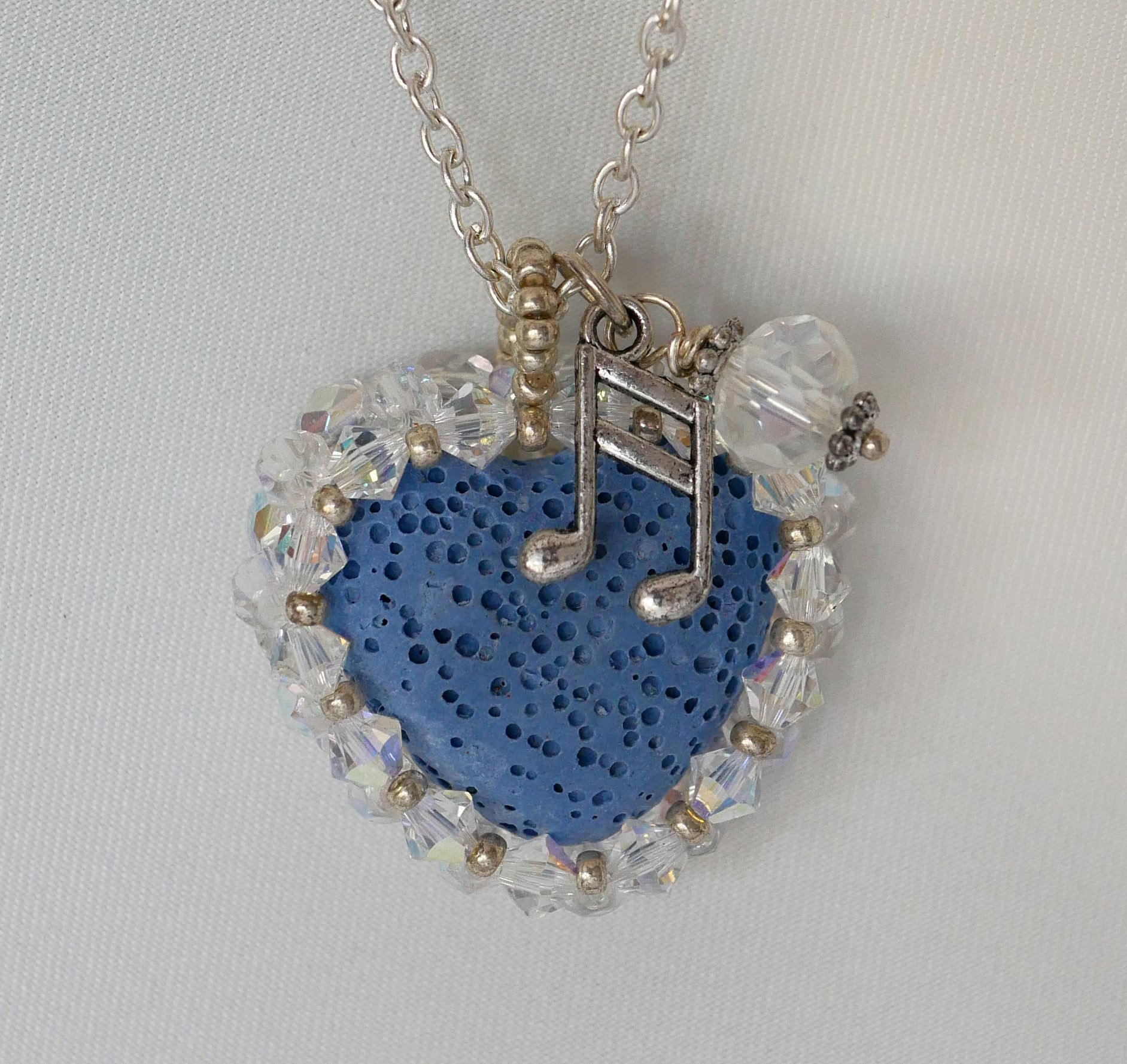 Colgante Coraz&oacute;n de piedra de lava azul en cadena de plata