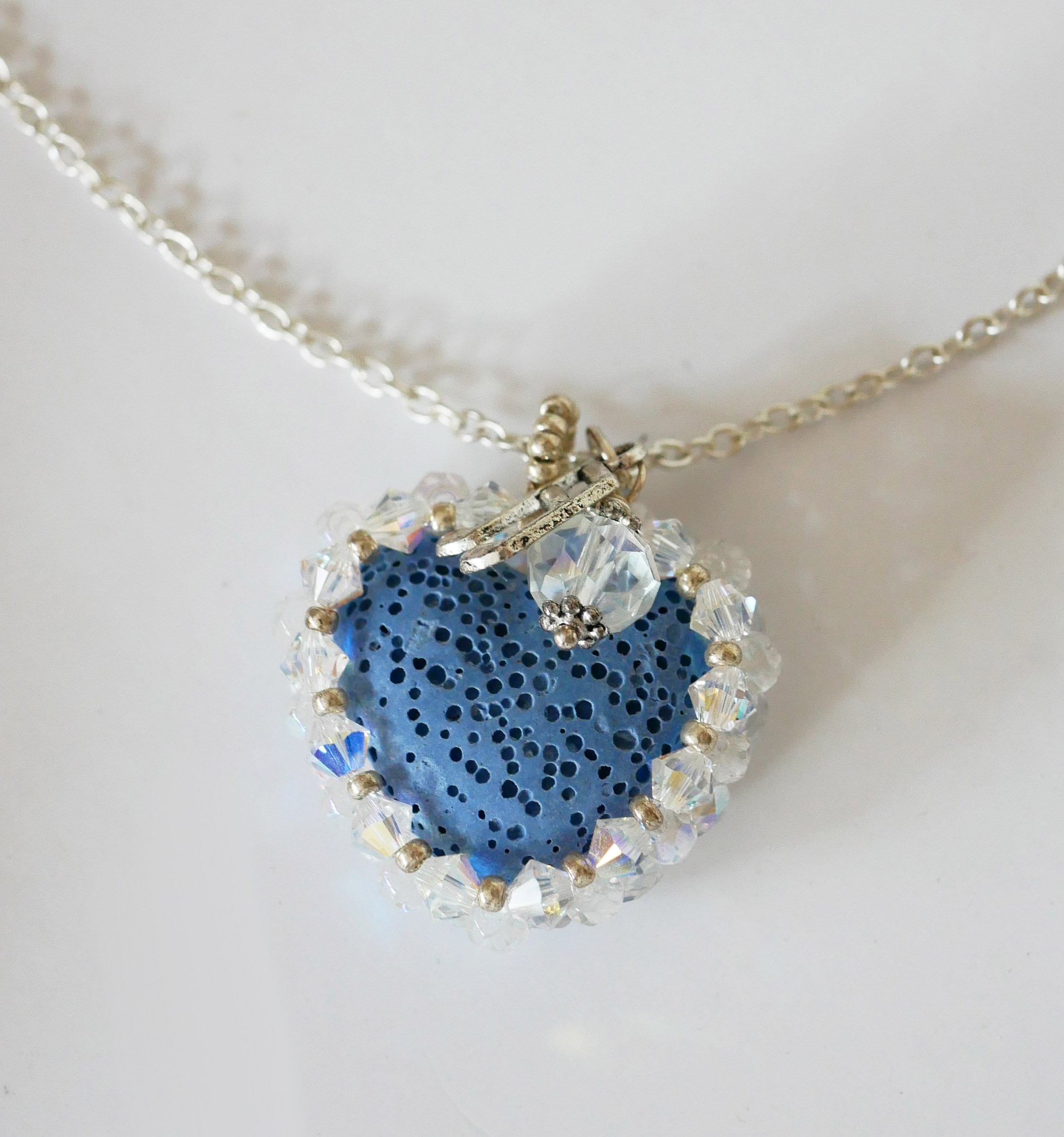 Colgante Corazón de piedra de lava azul en cadena de plata