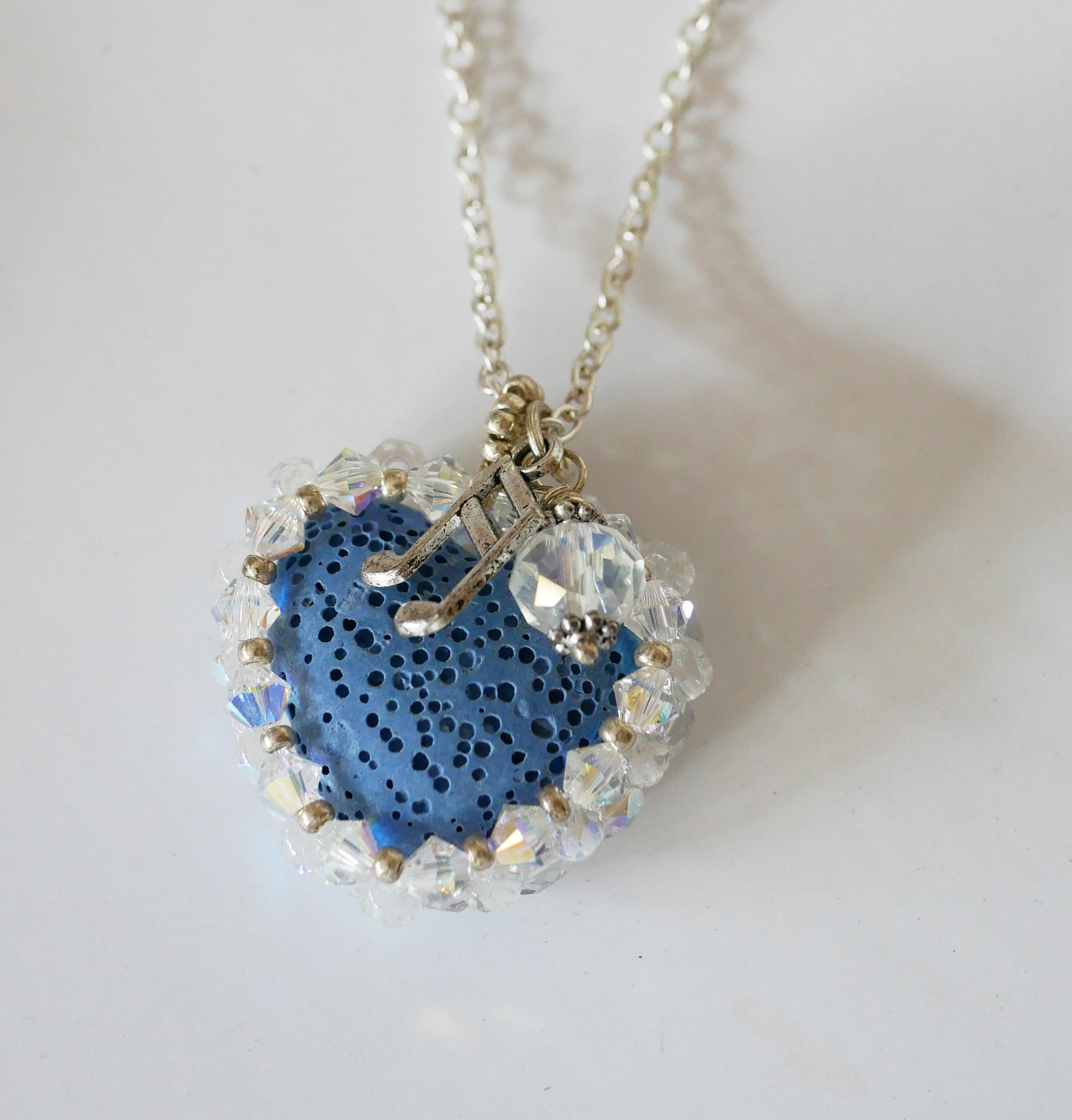 Colgante Corazón de piedra de lava azul en cadena de plata